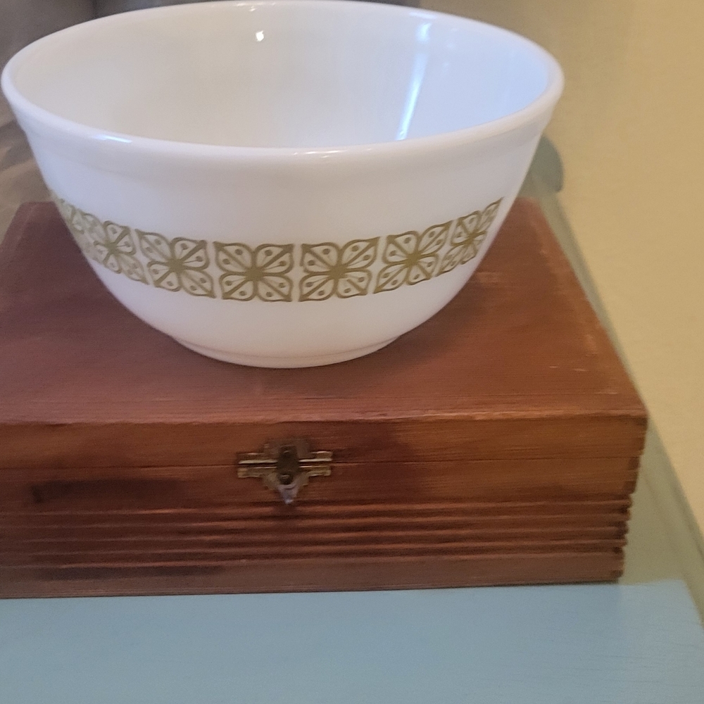 Vintage Pyrex Verde floral butterfly dish 1 1/2 q